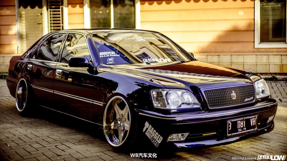 分享给喜欢老车的你:国外网红01款改装皇冠