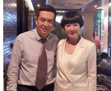 48岁买红妹和49岁潘蔚,曾经的夺夫情敌,如今两人差之千里