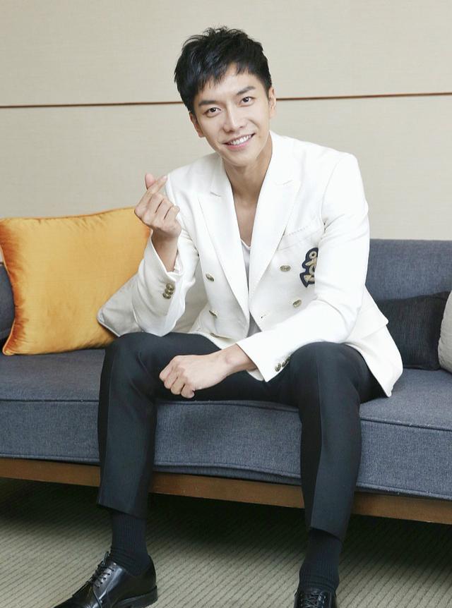 李昇基白西装亮相帅气似王子 对镜头微笑比v撩妹力爆表