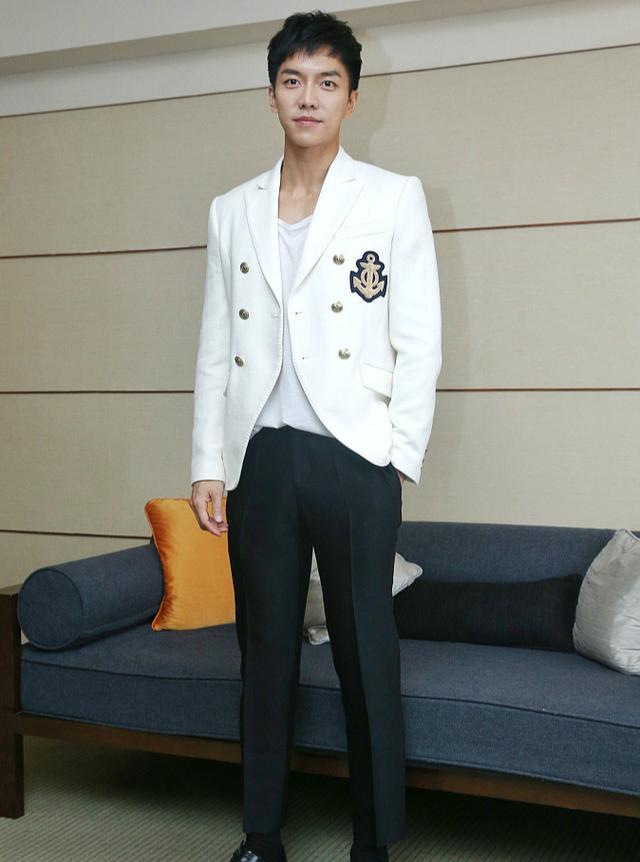 李昇基白西装亮相帅气似王子 对镜头微笑比v撩妹力爆表