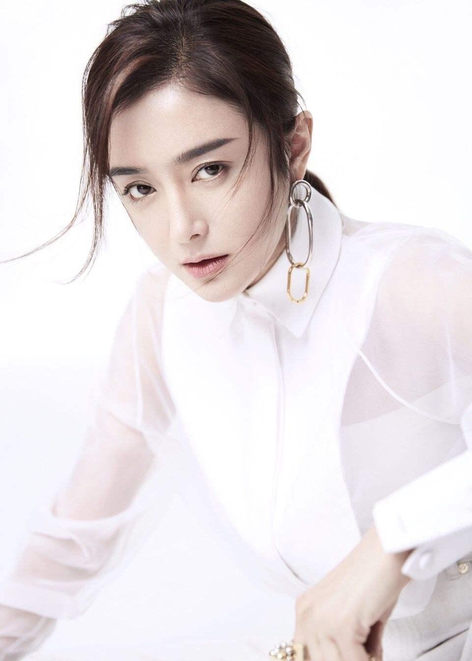 被黄晓明白睡四年,反赔分手费一千万,如今的她还是美丽的单身者!