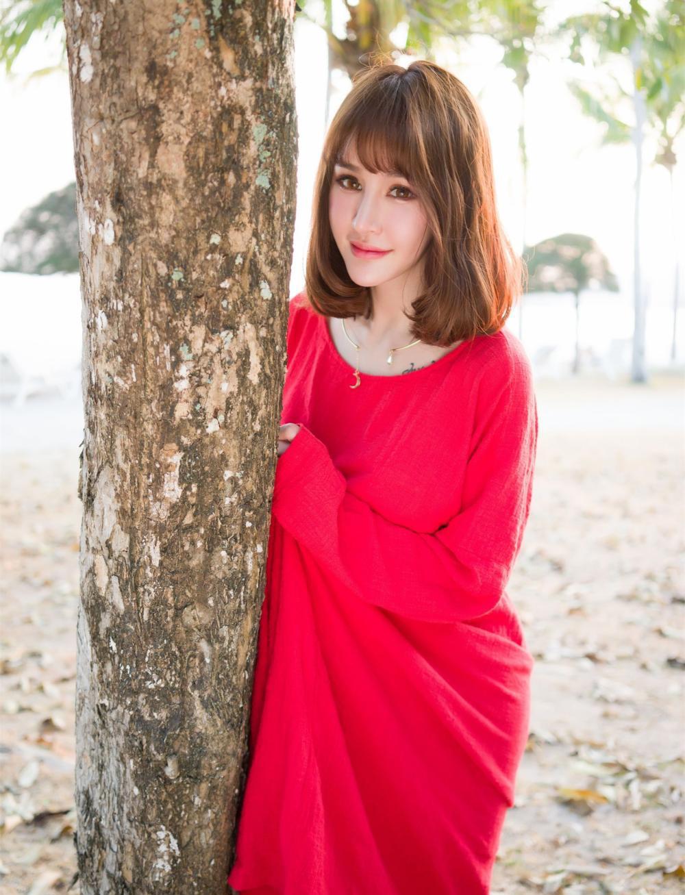 气质美女搭配大红色妩媚连衣裙为自己的吸引力加分