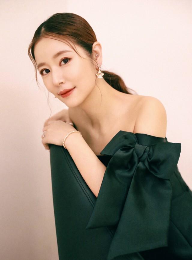 42岁林心如一身黑色look照样穿出少女感,一字肩点缀蝴蝶结好甜美