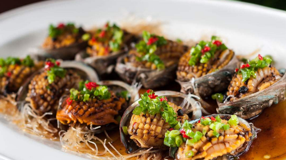 葱油鲍鱼的做法调料:葱2根,蒜4瓣,生姜2片,蒸鱼豉油1汤匙,料酒1茶匙