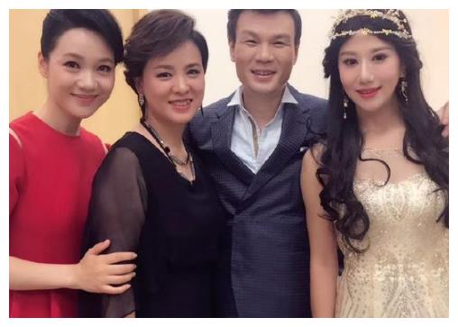 后来周群甚至晒出了自己三个孩子的照片,但对于她丈夫的消息,媒体都一