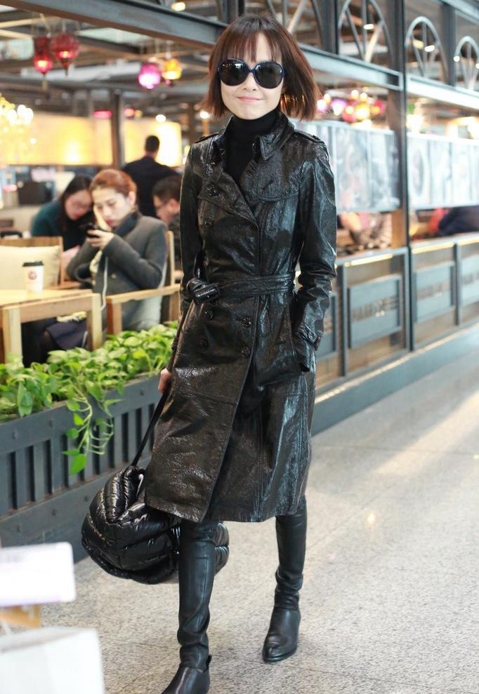 陈鲁豫最新机场造型帅炸了,皮衣搭配过膝长靴,气场不输范冰冰!