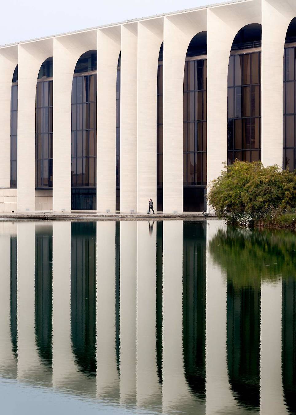 白色宫殿 这座位于意大利赛格拉特的建筑由巴西现代主义建筑师 o