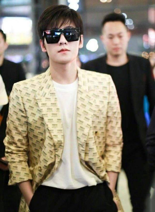 人气偶像杨洋现身机场低头杀简直太帅气啦