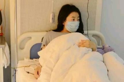 老婆住院,我带前女友回家,刚准备拿钥匙,门却开了!