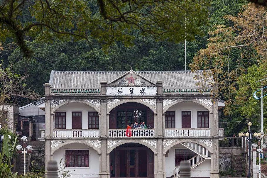 山水相照,还有栖霞亭石刻群,有大革命"潮州七日红"时期的涵碧楼