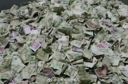 北京明十三陵定陵游客扔钱祈福 钱币堆成山! 9月1日,北京|定陵|明十三陵|钱币_新浪新闻