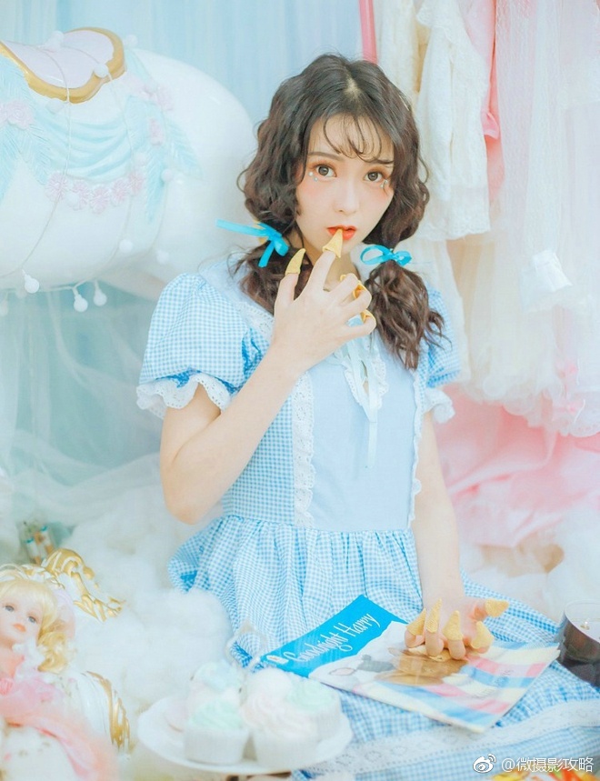 清纯娇巧可爱马卡龙少女爱吃尖角脆清新俏皮唯美写真集