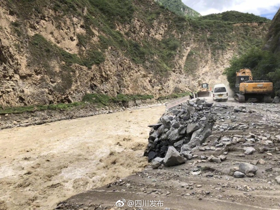 47人旅行团遇塌方被困茂县松坪沟景区 现已全部安全转移