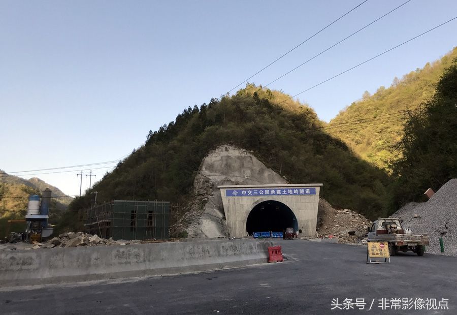 大型机械在陡峭的山岭加紧施工