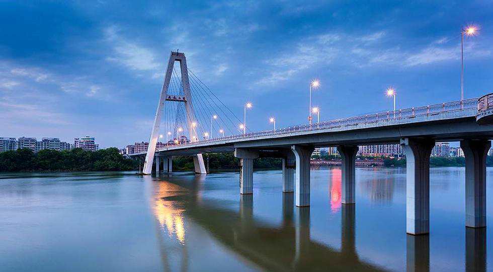 赣州城区最气派的大桥,建成十年时尚依旧