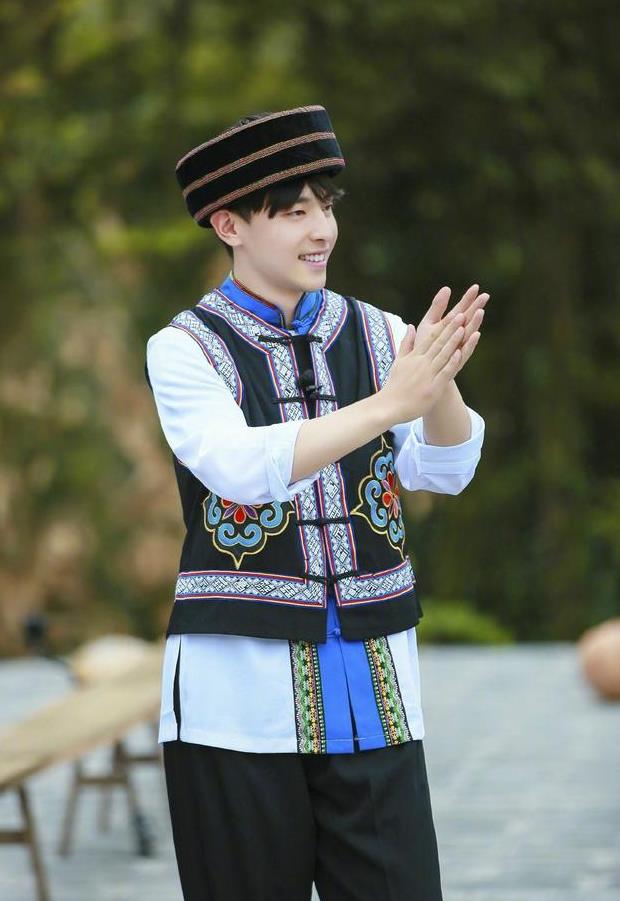 各种花里胡哨的衣服穿在邓伦身上,居然毫无违和感,颜值高任性