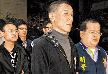 他是黑道杀手,年纪轻轻连杀2位老大,服毒自杀后妻子沦落风尘!