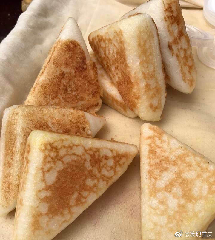 重庆老街小巷地道的三角粑,回味无穷