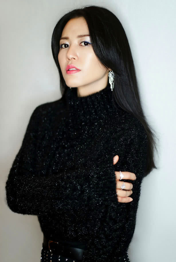 谭维维真是时髦!短裤配薄纱秀美腿,是音乐界不可多得人才