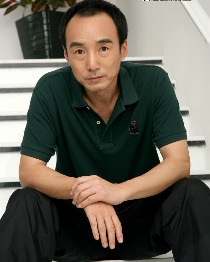 他是资深老戏骨,出道31年戏好人不红,如今62岁仍气场十足|施京明|气场