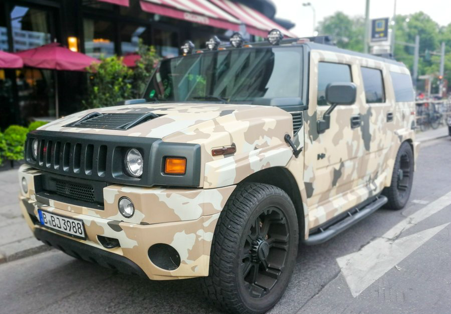 有钱任性,博阿滕开车外出座驾悍马h2迷彩造型拉风