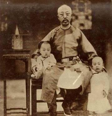 同治帝的生母慈禧皇太后选定醇亲王奕譞的儿子爱新觉罗·载湉入承大统