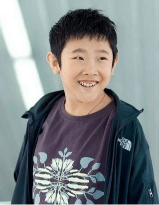 他被称不老童星, 当了15年小朋友, 如今娶老婆被笑话像母子