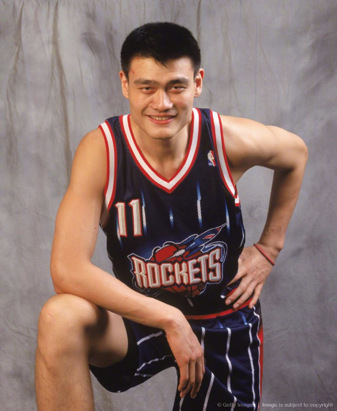 姚明当年进联盟时拍摄的写真照,满屏都是稚嫩和青涩!