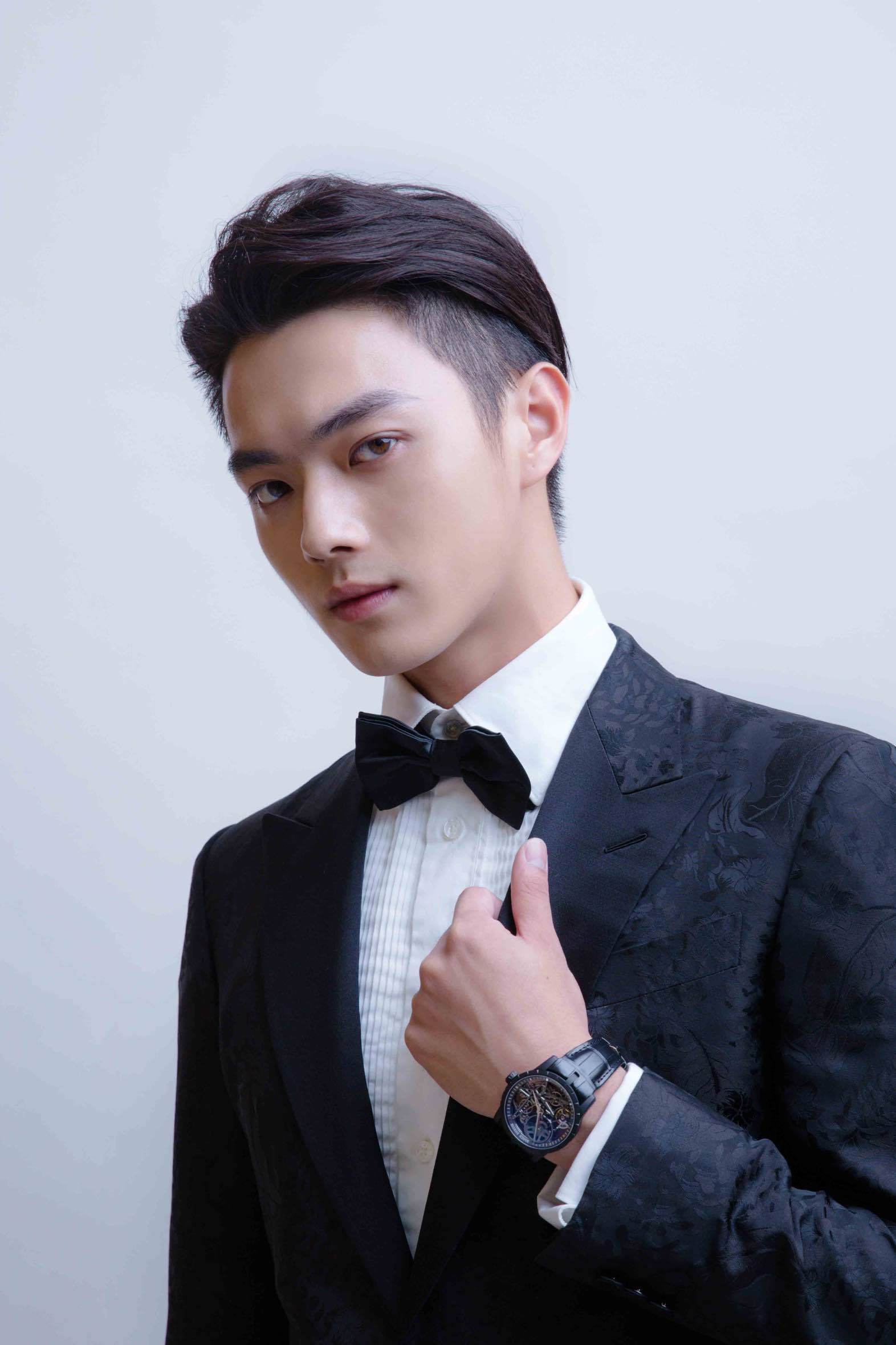 许凯亮相影业发布会携双剧男主成新人潜力股