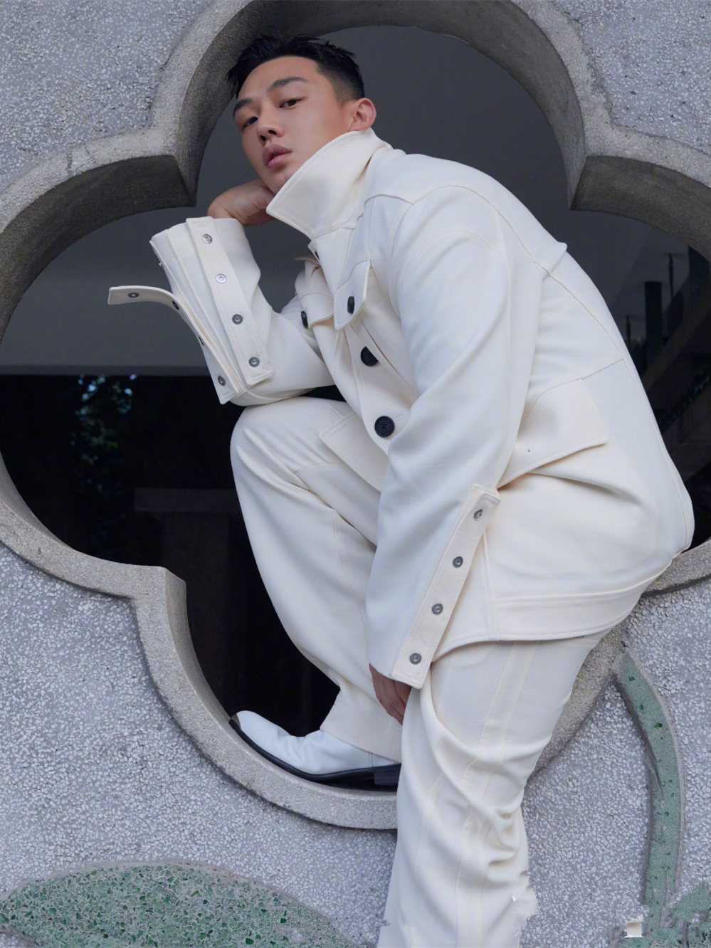 刘亚仁首次拍摄中国杂志封面,穿花衬衫彰显不羁男性魅力!