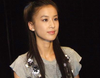 丁讯的扮演者黄圣依,通过周星驰的《功夫》而出道,当初也是星光熠熠的