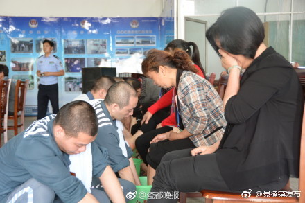 母亲节,景德镇监狱里母子相拥泪如雨下