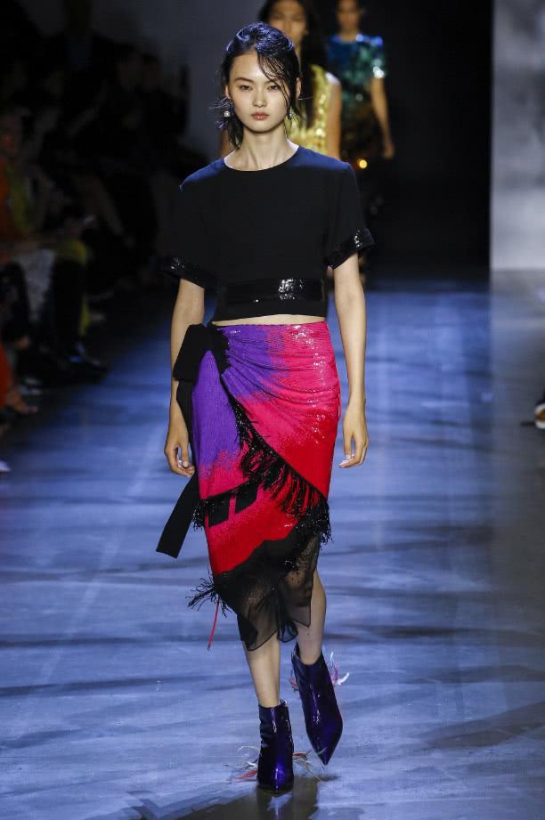 贺聪霸气走t台,简直就是模特界的闪耀新星,连刘雯都甘拜下风!