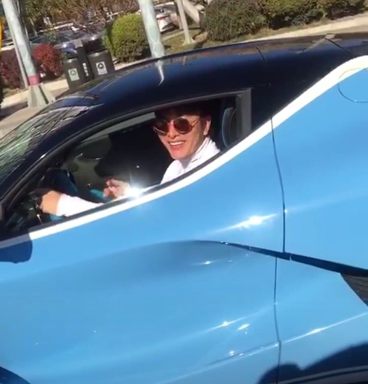 贾乃亮开法拉利出街,开心冲镜头打招呼,网友:后面的大牛弱爆了