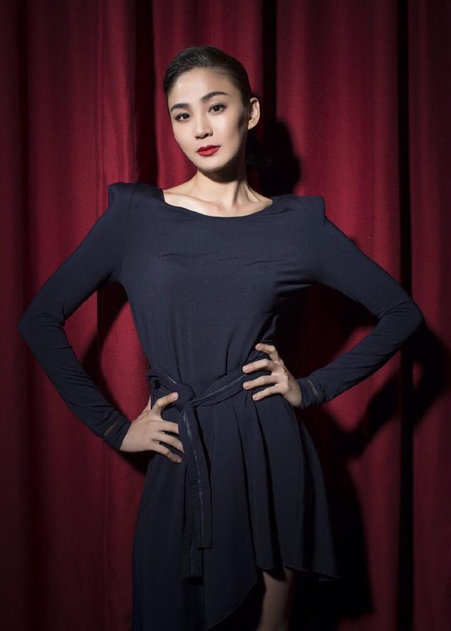 40岁洪小铃厉害了!白色背心 紧身裤少女感十足,网友:年轻20岁|洪小铃|