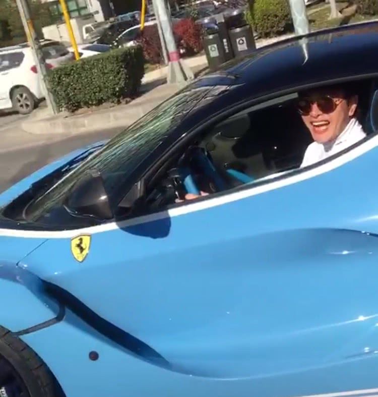 据悉,贾乃亮开的这辆法拉利,是马王拉法拉利,超跑界的三大神车之一.