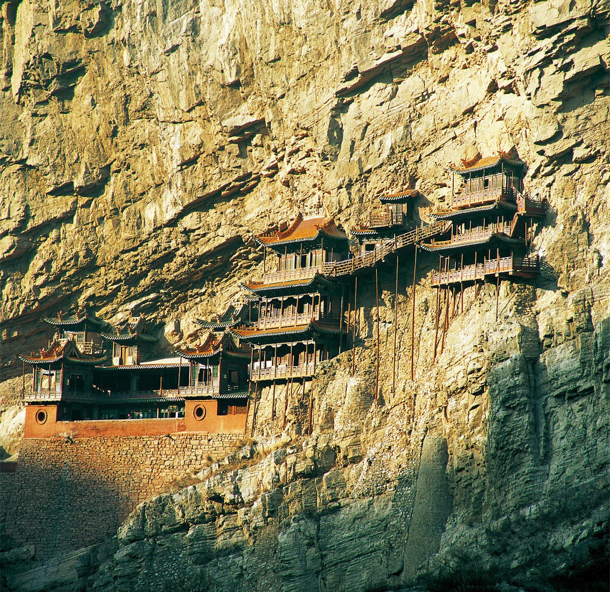 山西千年悬空寺仅由独木支撑,无一根钉子,被赞古建筑史上的奇迹