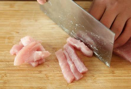1.里脊肉去掉筋膜,取纯瘦肉.切成均匀的长条状,厚约3厘米.