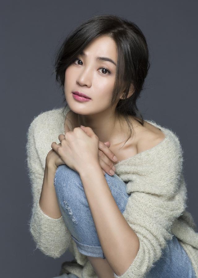 40岁洪小铃厉害了白色背心紧身裤少女感十足网友年轻20岁