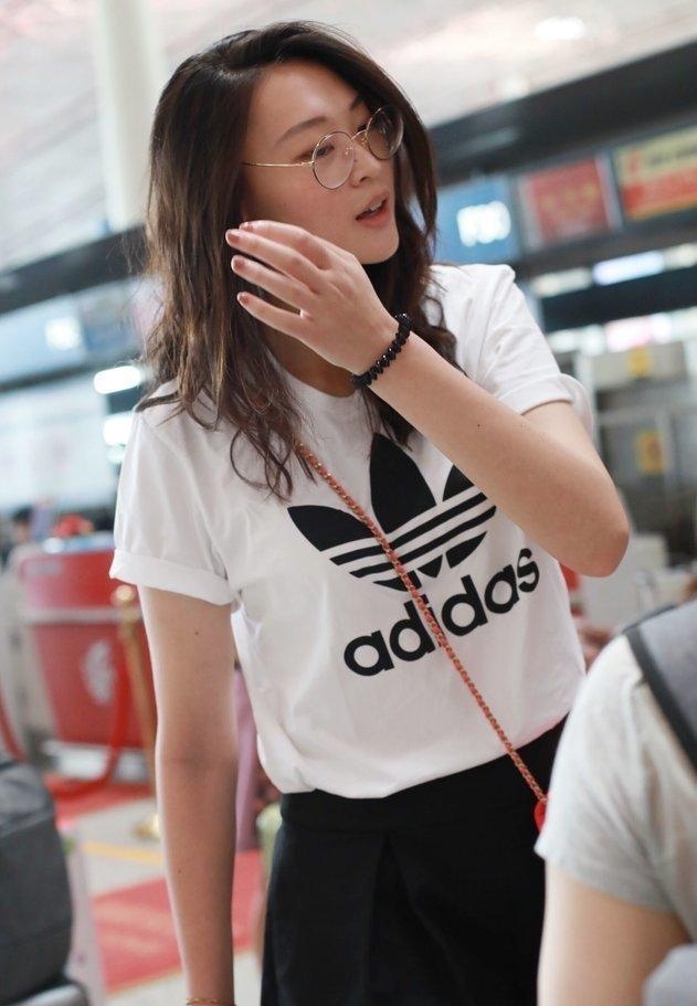 女排名将惠若琪黑色短裙出镜,肤白貌美,撩拨秀发,甚是迷人