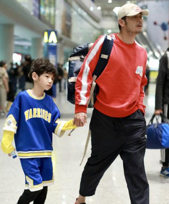 杨烁与儿子现身机场,父子两人身穿红蓝装,没想到儿子这么帅气