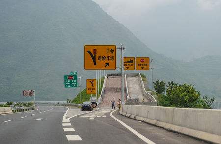 长下坡路段该怎么开车?连踩刹车最危险!老司机都这么操作!-新浪汽车