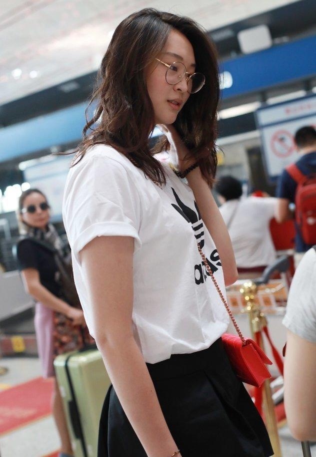 女排名将惠若琪黑色短裙出镜,肤白貌美,撩拨秀发,甚是迷人