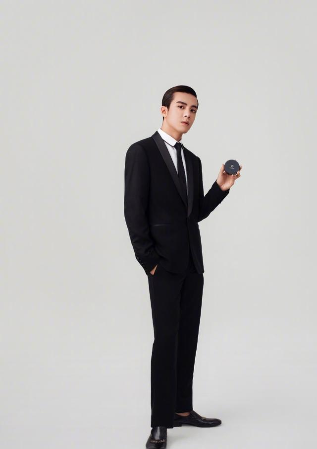 曾舜晞凹造型,油头刘海引关注,网友:能hold住的