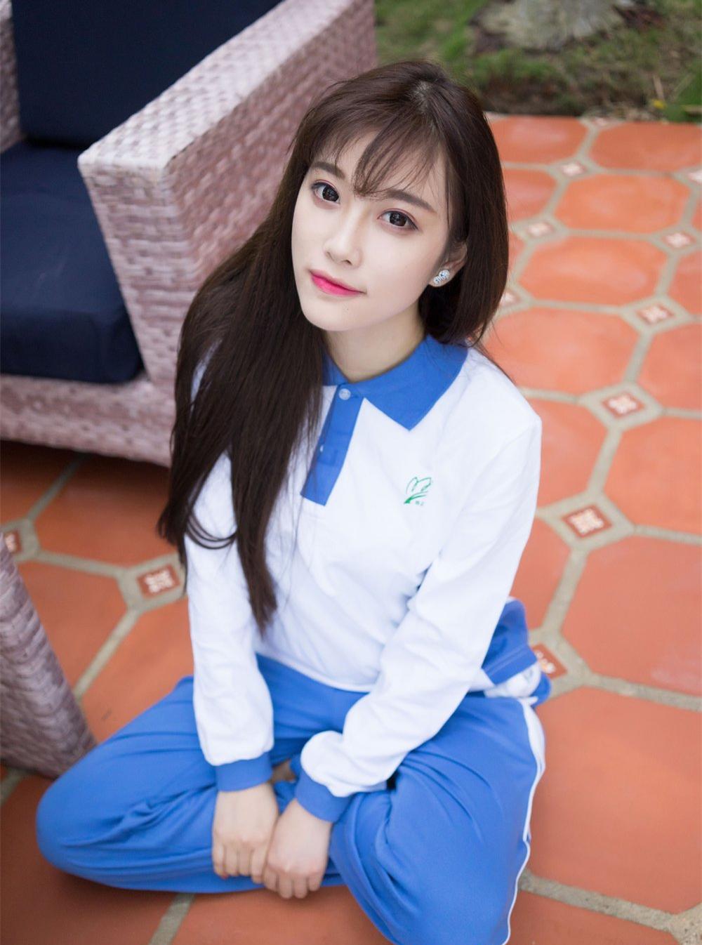 穿上校服的美女很养眼长发飘飘满是青春的回忆