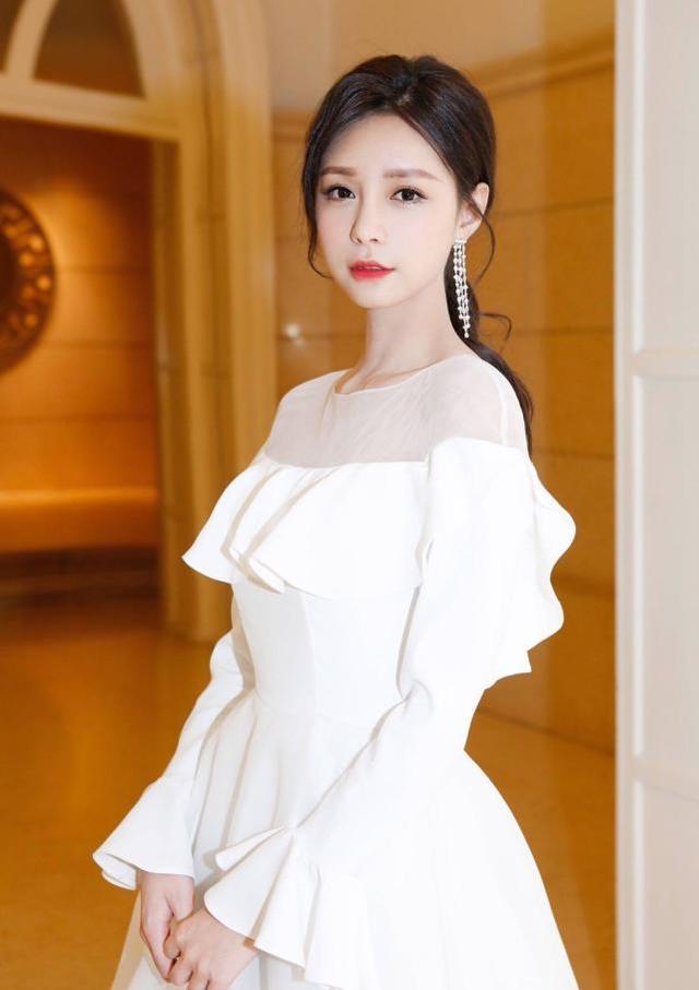 沈梦辰的美照来了,这发型看起来成熟好多!