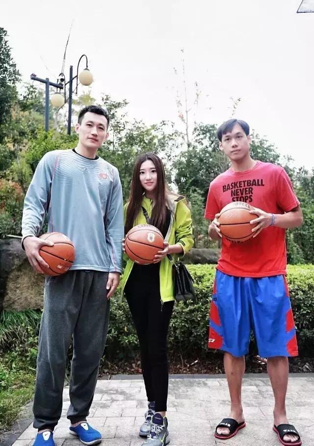 篮球女神身高1米75, 因伤退役成篮球记者, 网友: 身材好的过分了