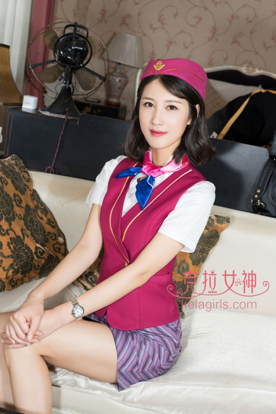 短发美女王睿空姐制服写真