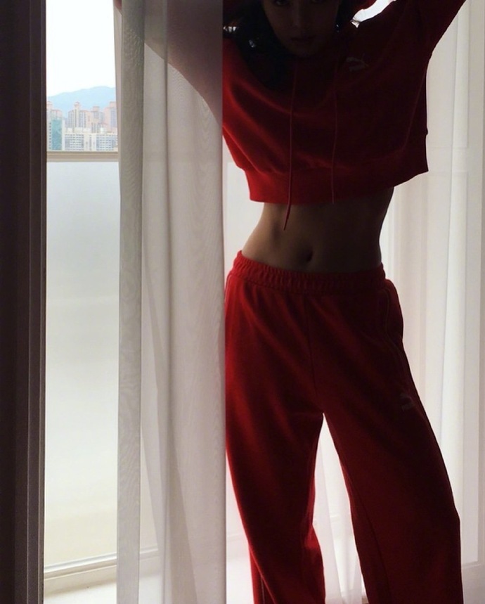 被指腰粗的金泫雅秀出马甲线不愧是南韩第一好身材