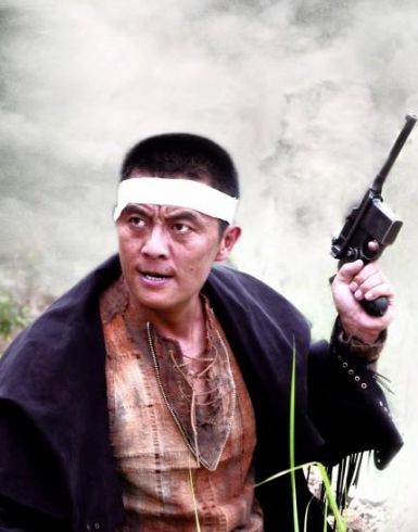 荧幕硬汉形象,出道演罪犯后成警察专业户,娶小18岁老婆很幸福